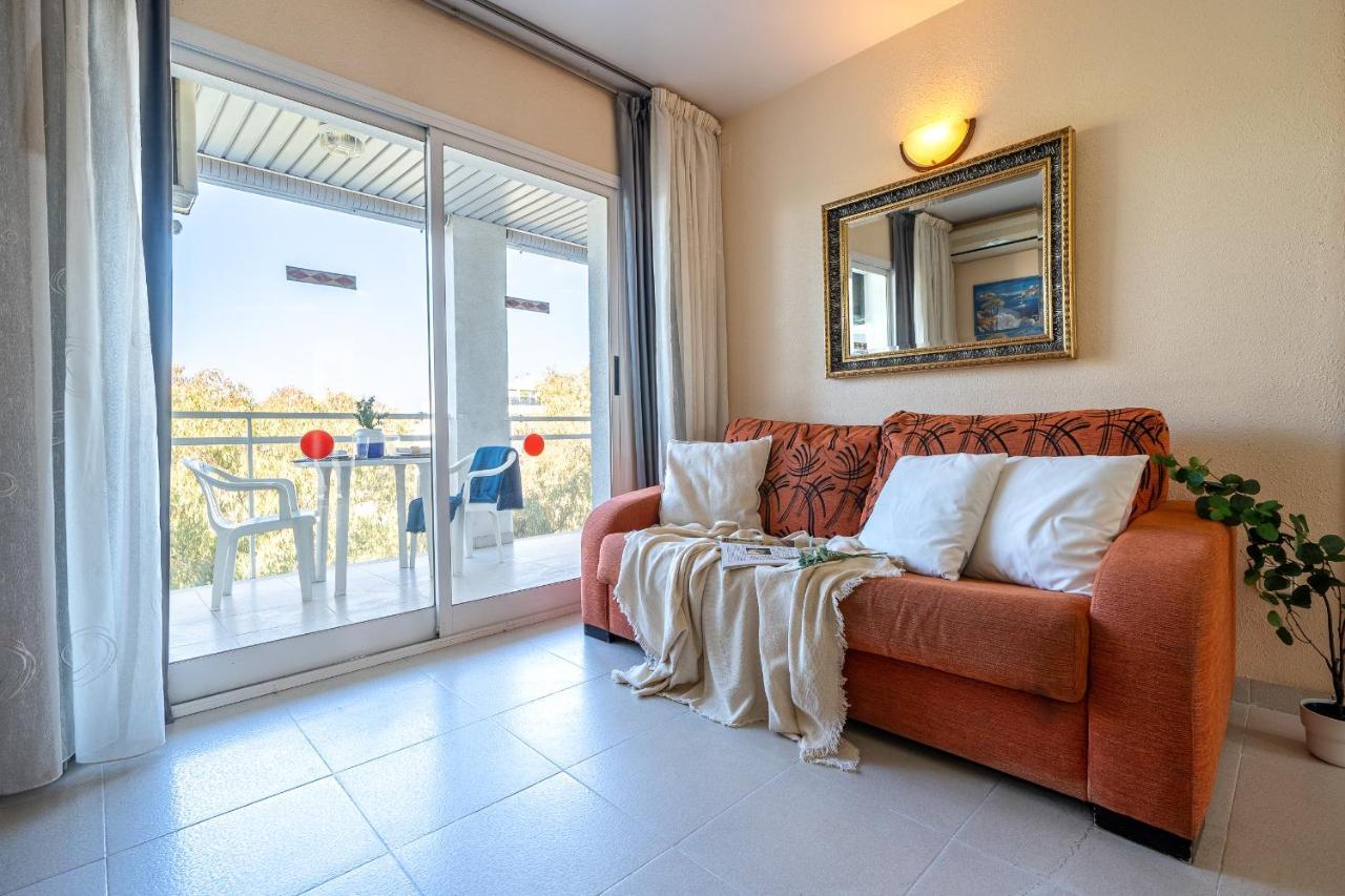 Royal Apartments Салоу Екстериор снимка